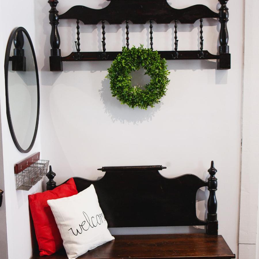 Hip Heritage Main Floor Flat In Downtown District 벨리빌 외부 사진