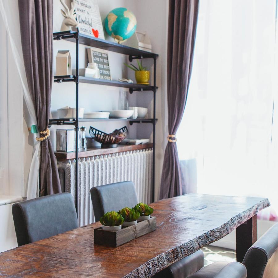 Hip Heritage Main Floor Flat In Downtown District 벨리빌 외부 사진