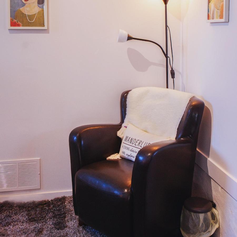 Hip Heritage Main Floor Flat In Downtown District 벨리빌 외부 사진