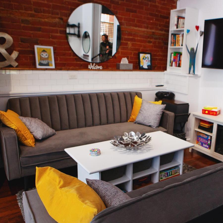 Hip Heritage Main Floor Flat In Downtown District 벨리빌 외부 사진