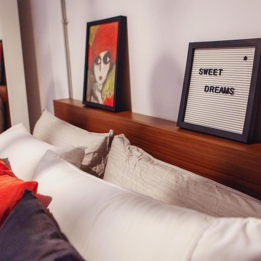 Hip Heritage Main Floor Flat In Downtown District 벨리빌 외부 사진