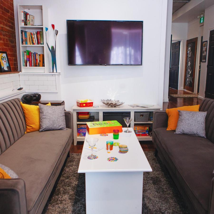 Hip Heritage Main Floor Flat In Downtown District 벨리빌 외부 사진
