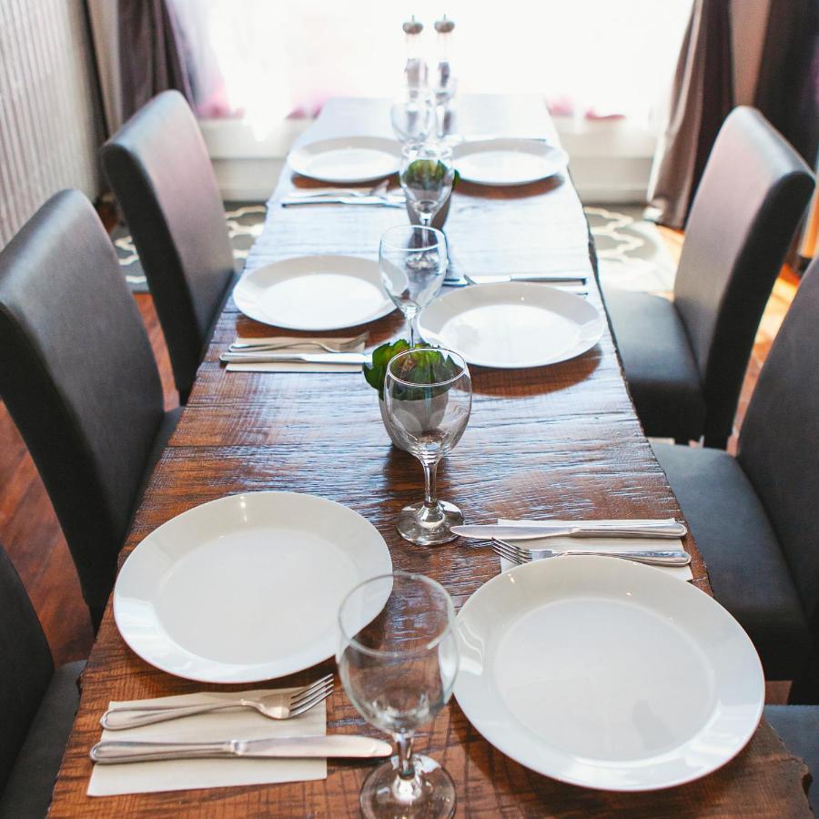 Hip Heritage Main Floor Flat In Downtown District 벨리빌 외부 사진