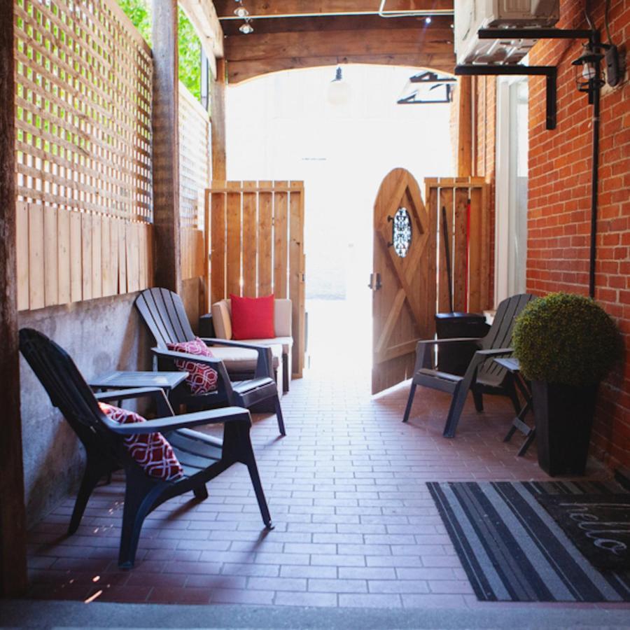 Hip Heritage Main Floor Flat In Downtown District 벨리빌 외부 사진