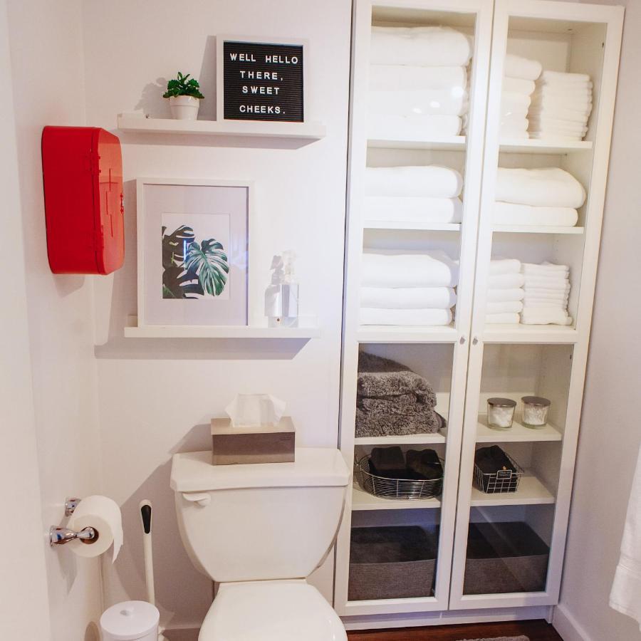Hip Heritage Main Floor Flat In Downtown District 벨리빌 외부 사진