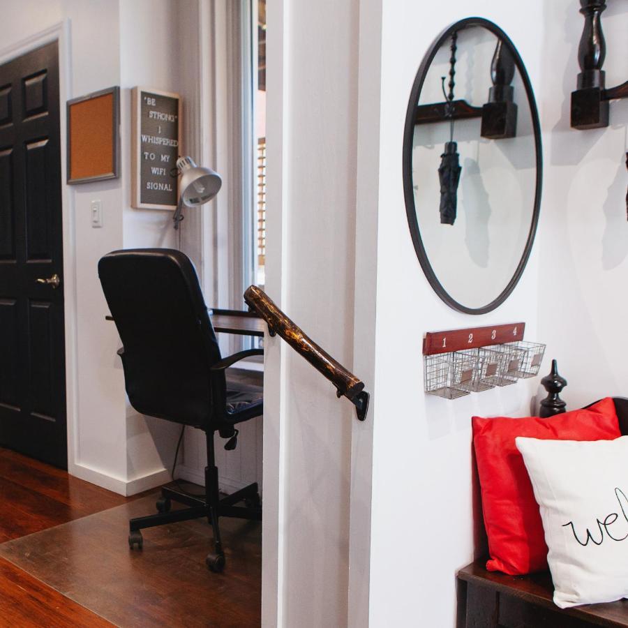 Hip Heritage Main Floor Flat In Downtown District 벨리빌 외부 사진