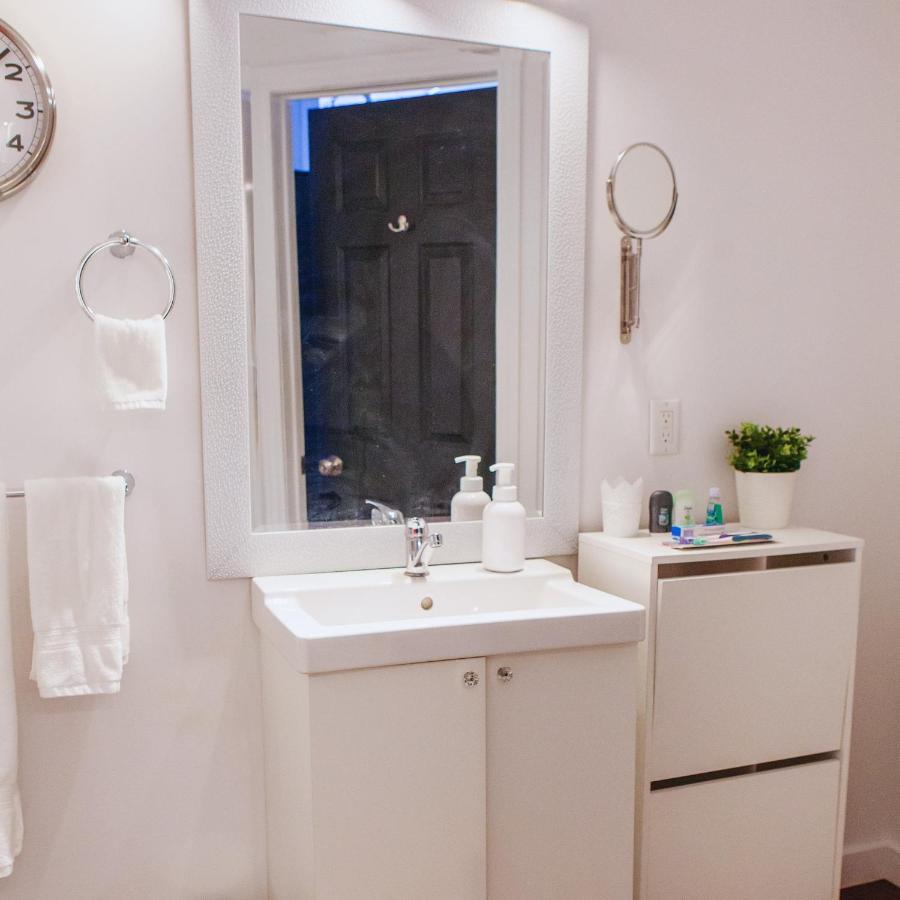 Hip Heritage Main Floor Flat In Downtown District 벨리빌 외부 사진