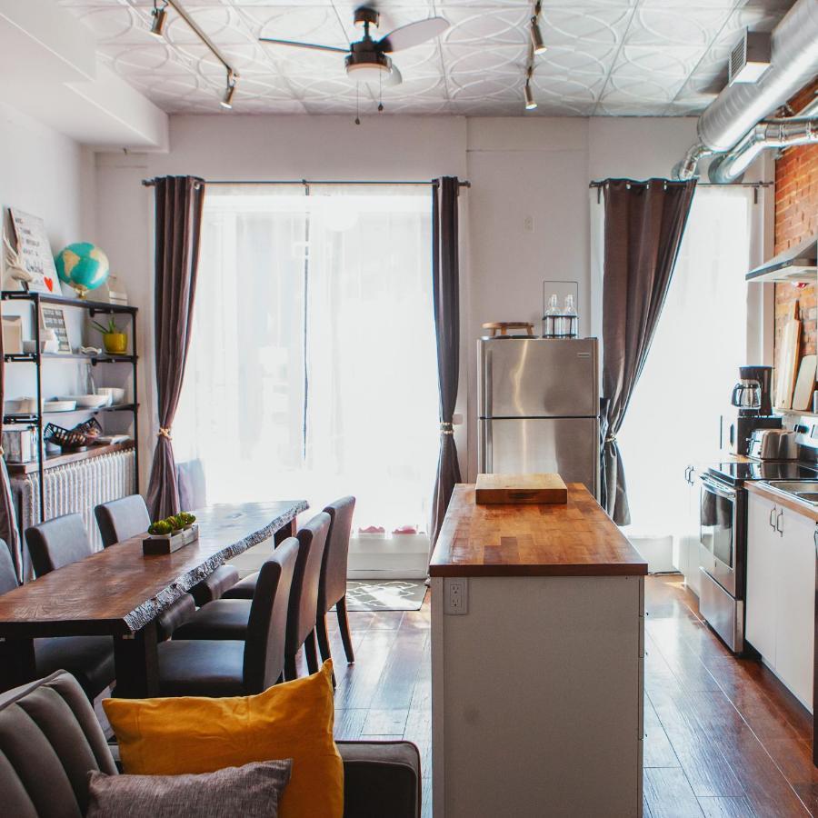 Hip Heritage Main Floor Flat In Downtown District 벨리빌 외부 사진