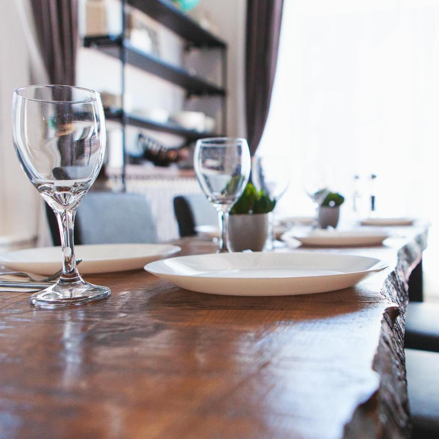 Hip Heritage Main Floor Flat In Downtown District 벨리빌 외부 사진