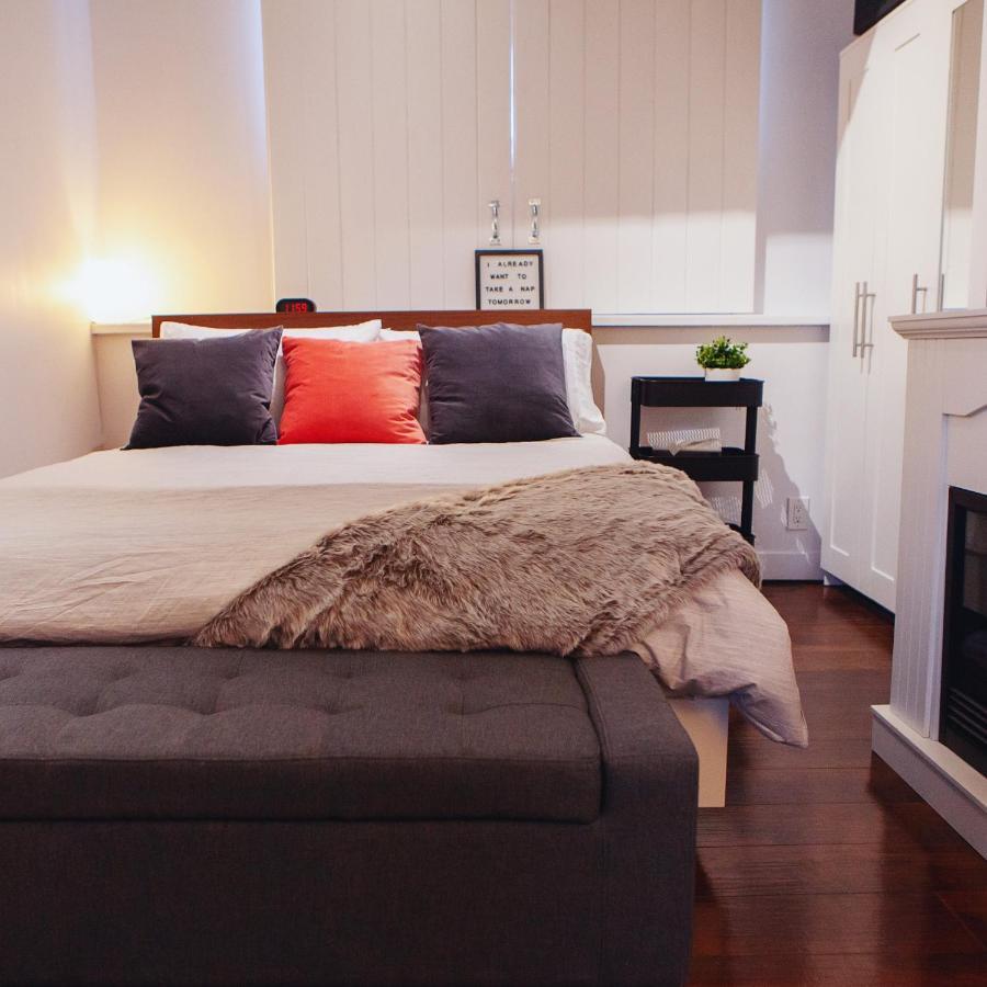 Hip Heritage Main Floor Flat In Downtown District 벨리빌 외부 사진