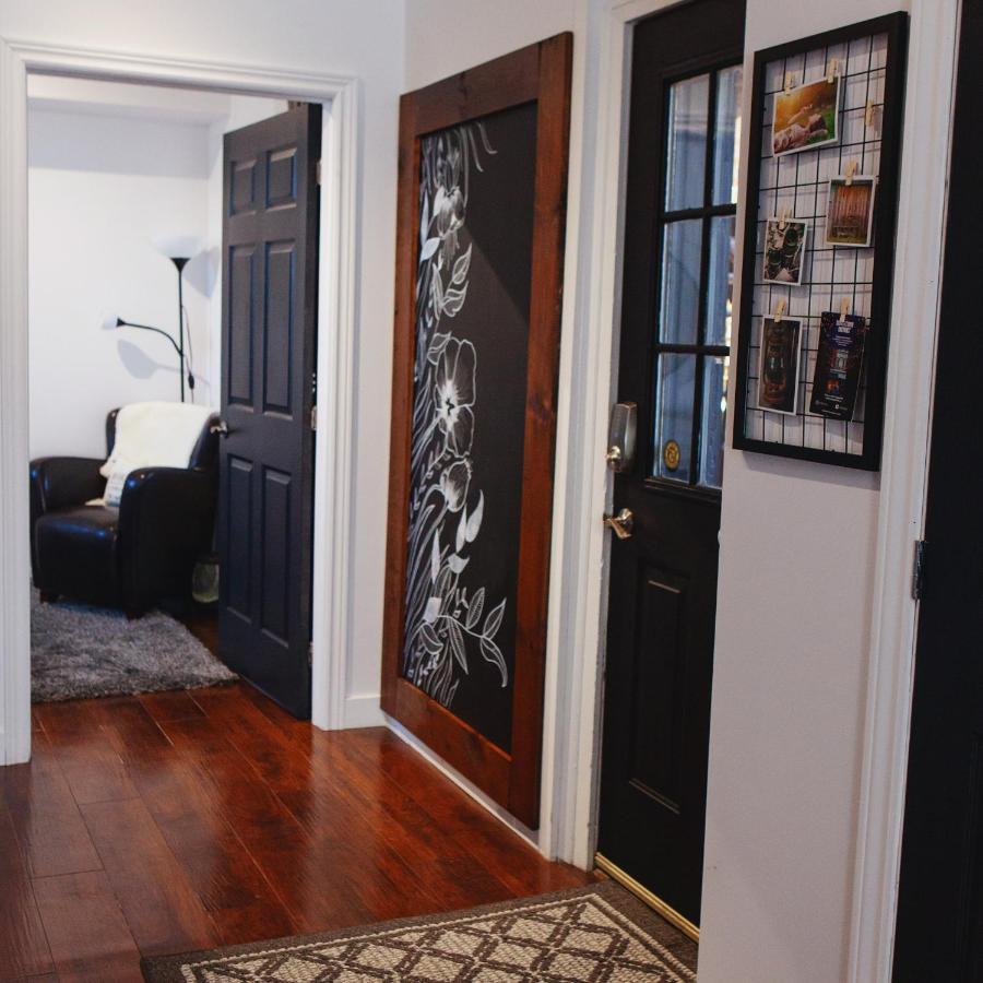 Hip Heritage Main Floor Flat In Downtown District 벨리빌 외부 사진