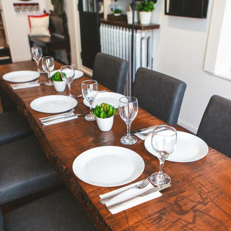 Hip Heritage Main Floor Flat In Downtown District 벨리빌 외부 사진