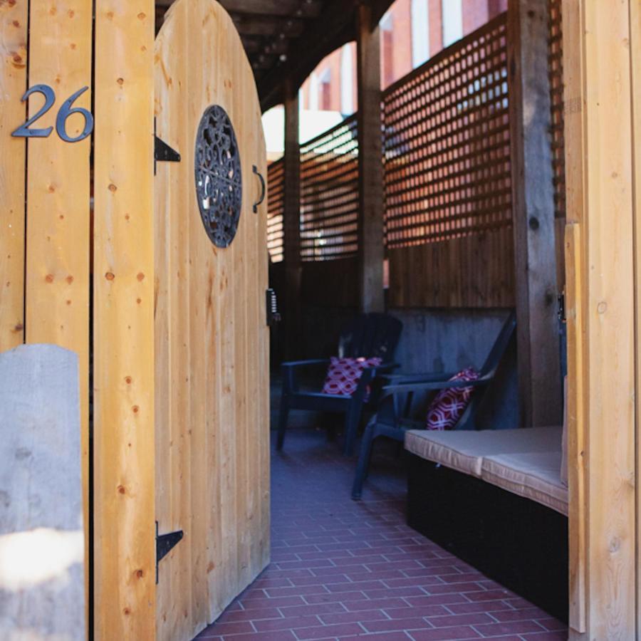 Hip Heritage Main Floor Flat In Downtown District 벨리빌 외부 사진