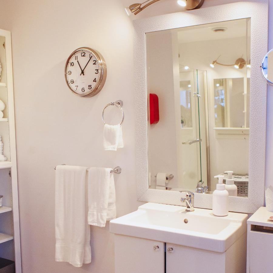 Hip Heritage Main Floor Flat In Downtown District 벨리빌 외부 사진