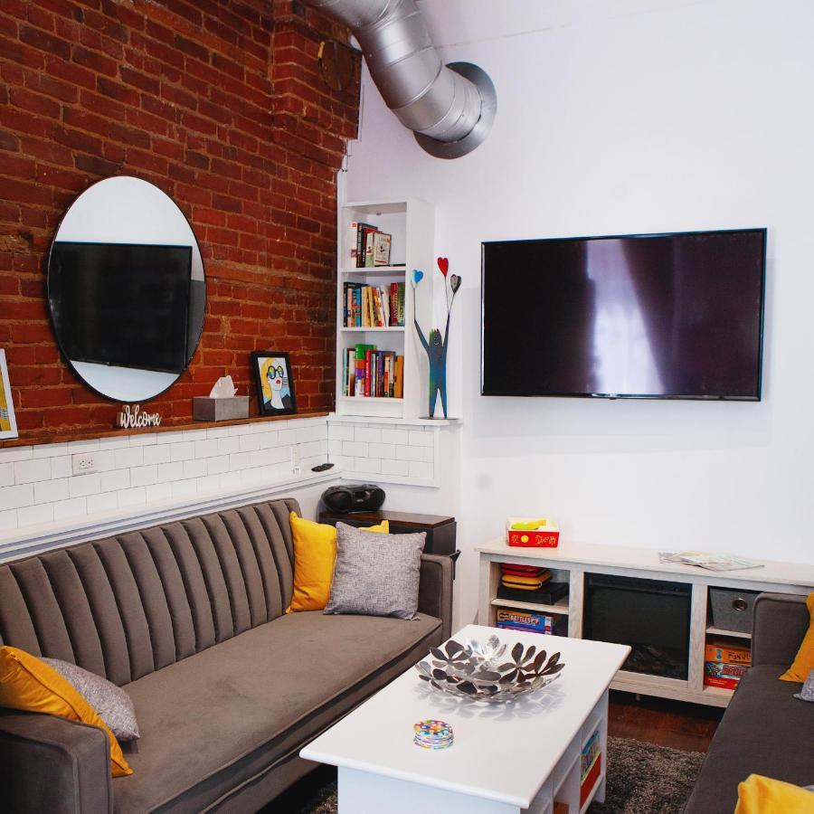 Hip Heritage Main Floor Flat In Downtown District 벨리빌 외부 사진