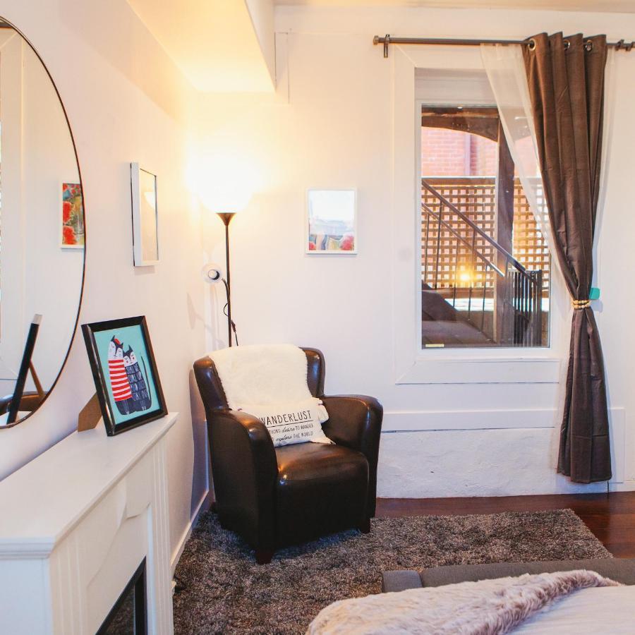 Hip Heritage Main Floor Flat In Downtown District 벨리빌 외부 사진