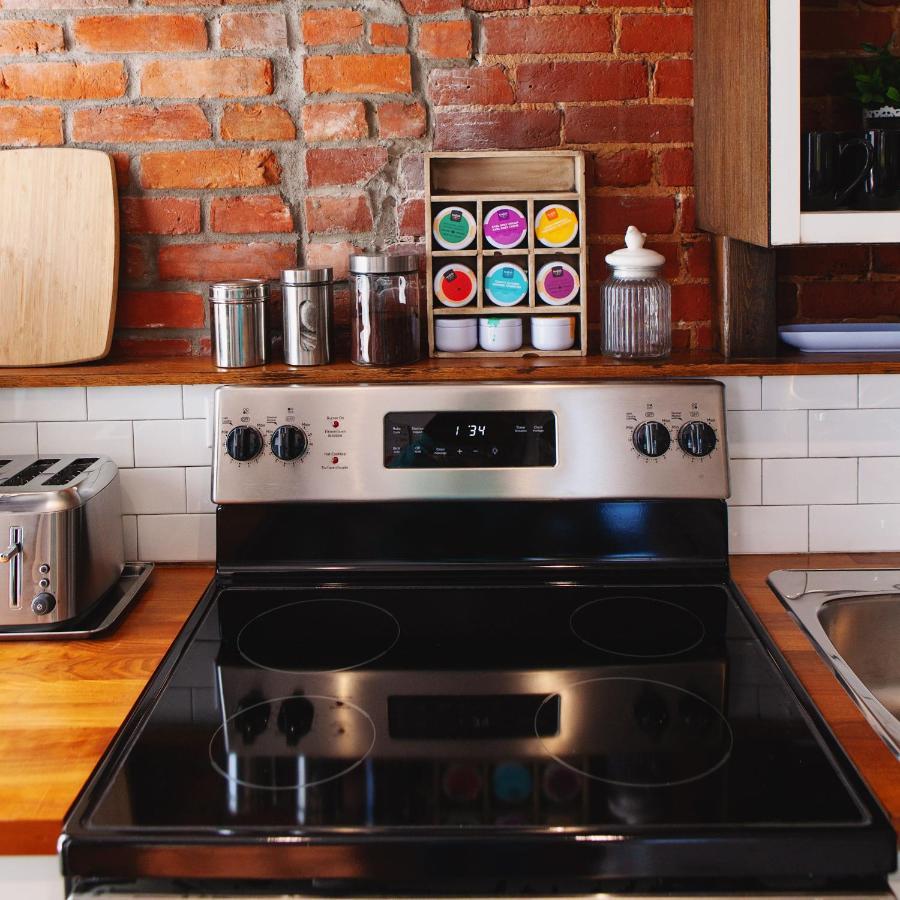 Hip Heritage Main Floor Flat In Downtown District 벨리빌 외부 사진