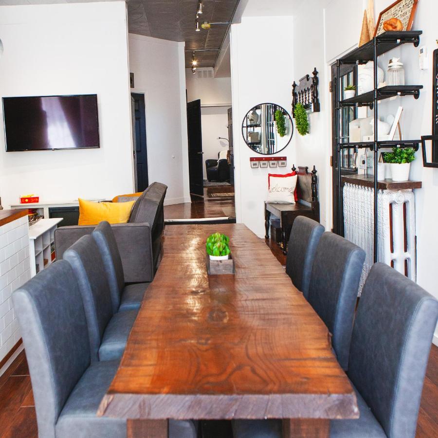 Hip Heritage Main Floor Flat In Downtown District 벨리빌 외부 사진