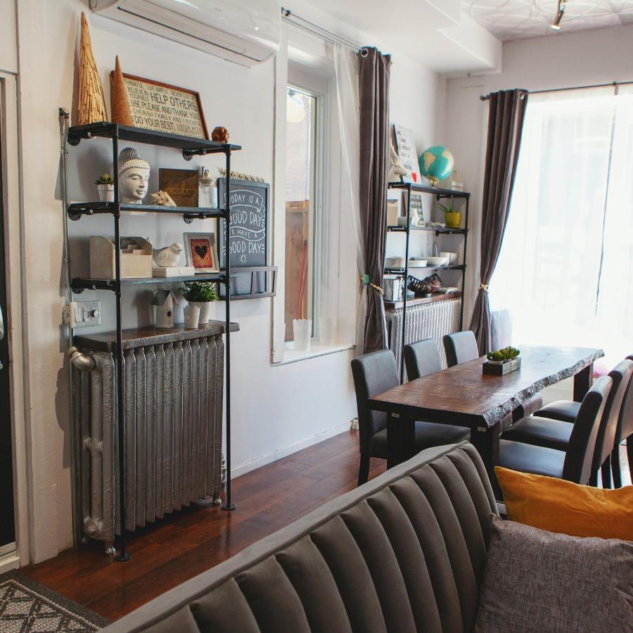 Hip Heritage Main Floor Flat In Downtown District 벨리빌 외부 사진