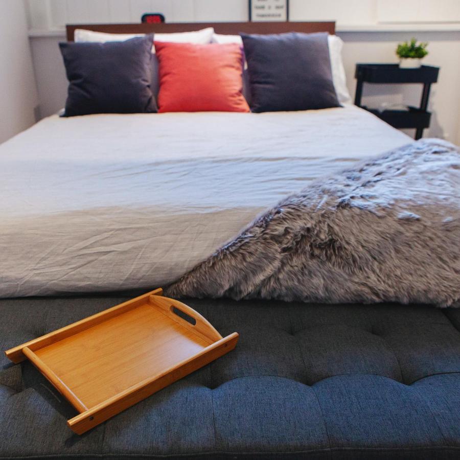 Hip Heritage Main Floor Flat In Downtown District 벨리빌 외부 사진
