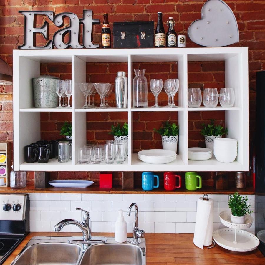 Hip Heritage Main Floor Flat In Downtown District 벨리빌 외부 사진