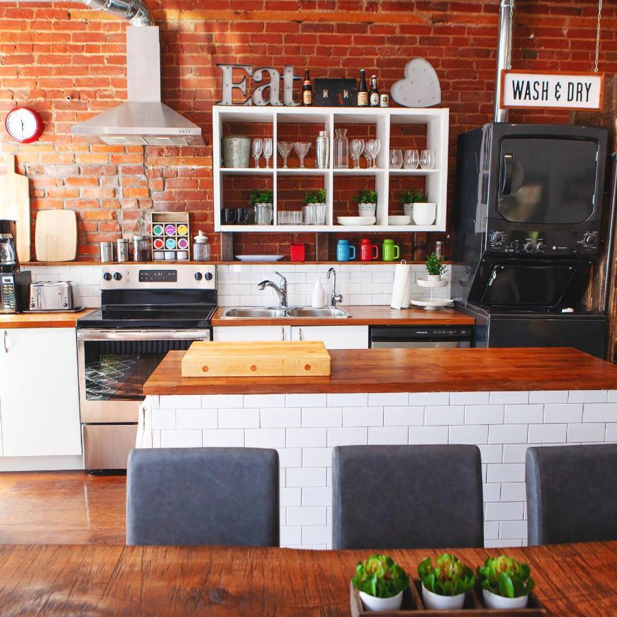 Hip Heritage Main Floor Flat In Downtown District 벨리빌 외부 사진