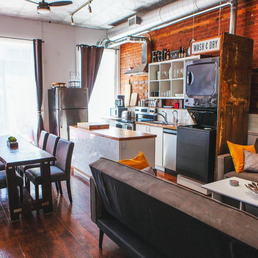 Hip Heritage Main Floor Flat In Downtown District 벨리빌 외부 사진